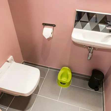 Cozy, 2 Bedroom With Free Parking דירה *